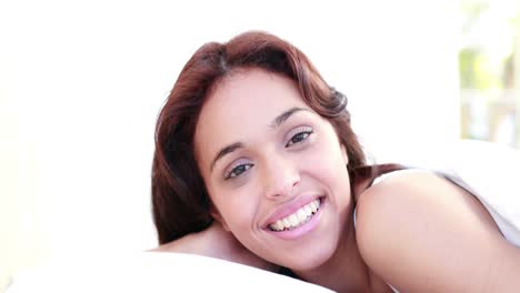 mujer feliz despertando