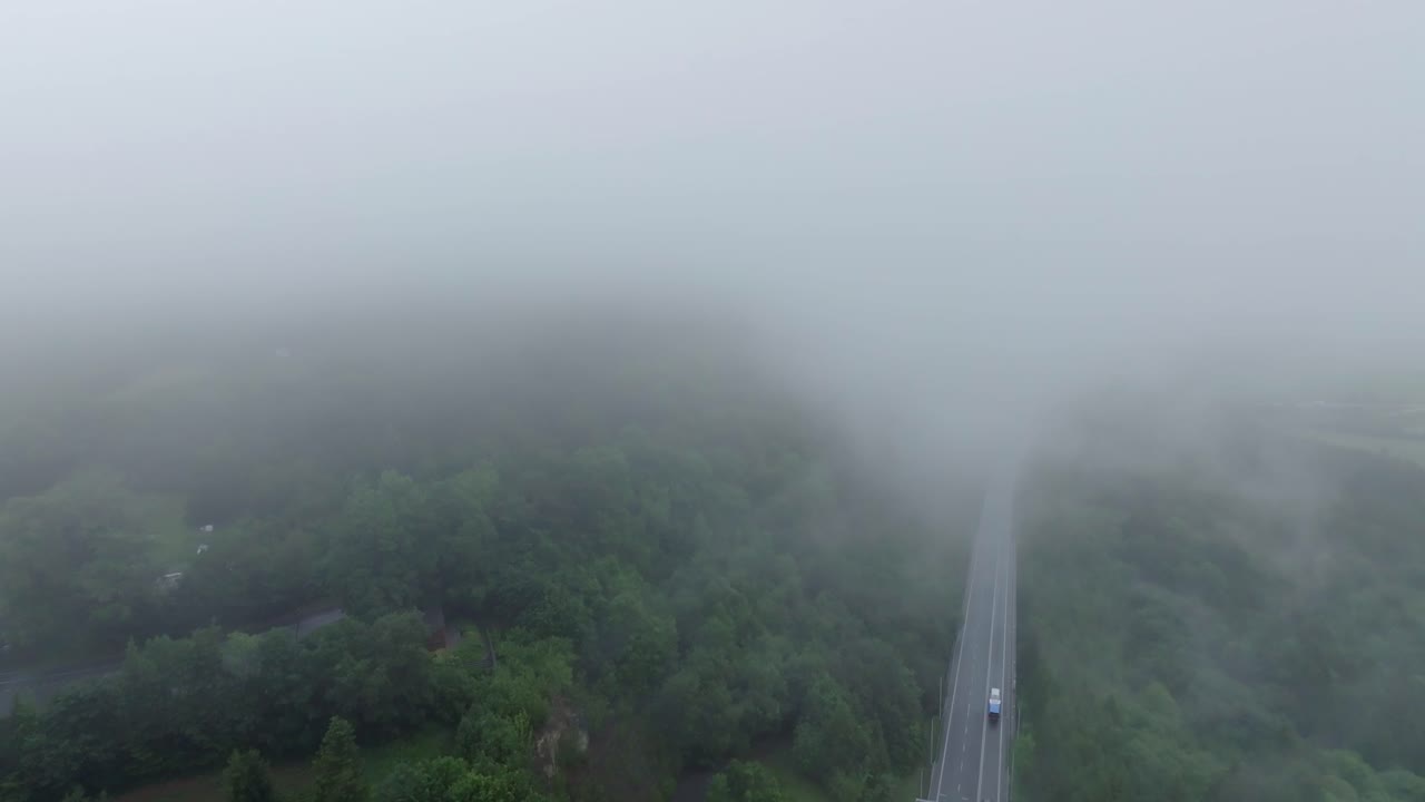두꺼운 안개 속 에 움직이는 자동차 와 함께 도로
