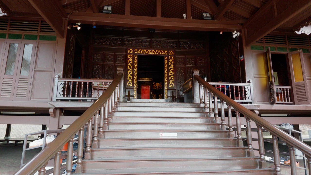 Ripresa panoramica verso l'alto in slow-motion 4K delle scale d'ingresso in legno e del portale ornato del Museo del Palazzo del Sultanato di Melaka a Melaka, Malesia