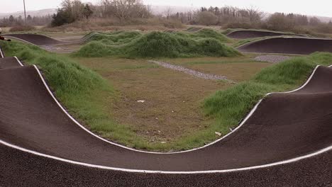 metraje de eboarding alrededor de una pista de bmx
