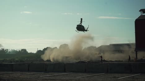 aterrizaje de helicóptero épico. polvo. transporte aéreo militar