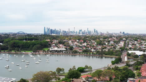 Toma-Aérea-De-Un-Dron-Volando-Alrededor-De-La-Bahía-Del-Río-Parramatta-En-Sydney,-Australia