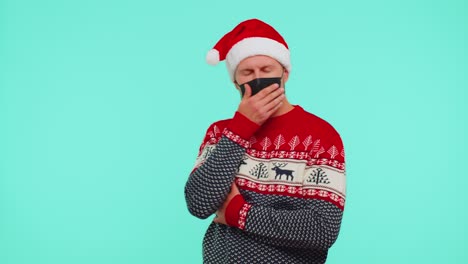 Mann-Im-Weihnachtsroten-Pullover-Mit-Gesichtsmaske-Und-PSA,-Um-Sich-Während-Der-Sperrquarantäne-Vor-Dem-Coronavirus-Zu-Schützen