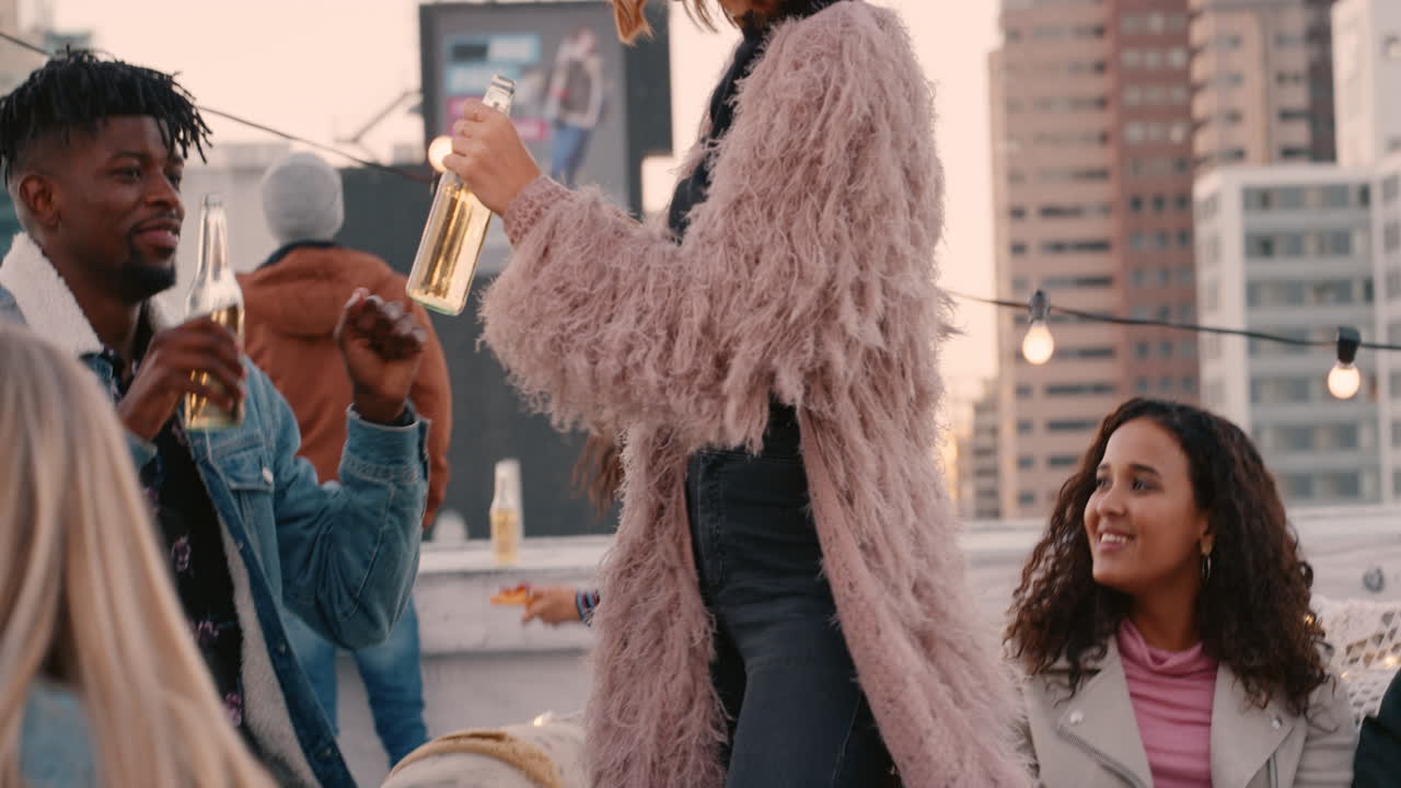 행복한 옥상 파티 친구들이 술을 마시고 주말에 즐겁게 지내고 사회 모임에서 대화하고 피자를 나누고 함께 어울리는 것을 즐기고