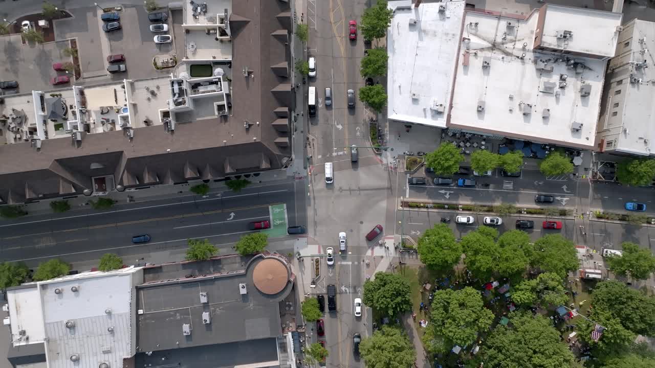 intersección en el centro de plymouth, michigan con video de avión no tripulado sobre la cabeza estable