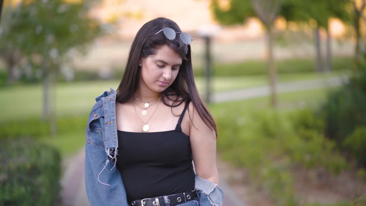 소녀가 개와 함께 공원에서  ⁇ 고 있습니다.