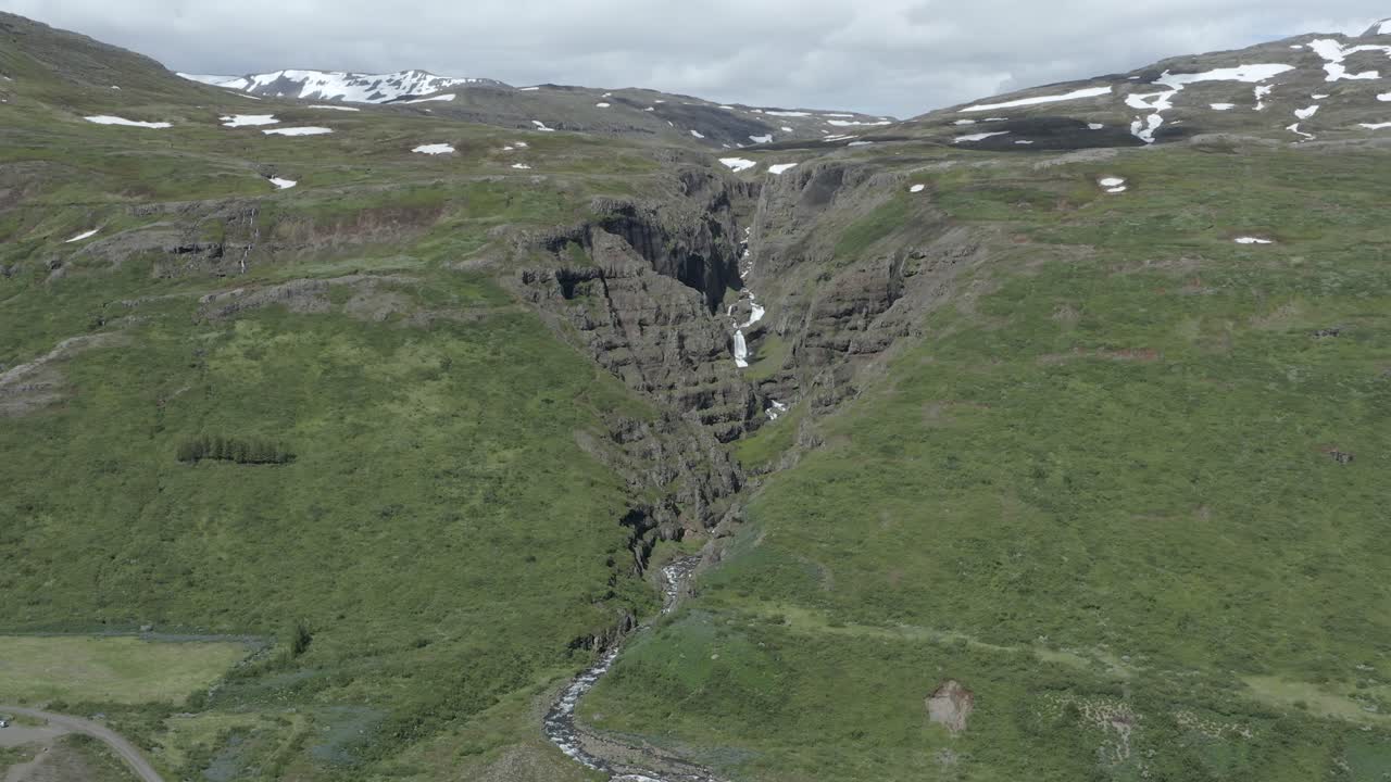 antena que muestra un vasto paisaje volcánico del interior de islandia