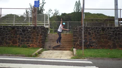 Una-Persona-Salta-Por-Una-Escalera-Alta-Colocada-En-Su-Patineta.