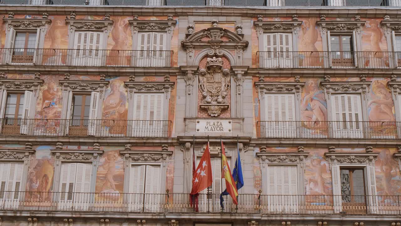 la plaza más famosa de madrid se llama plaza mayor