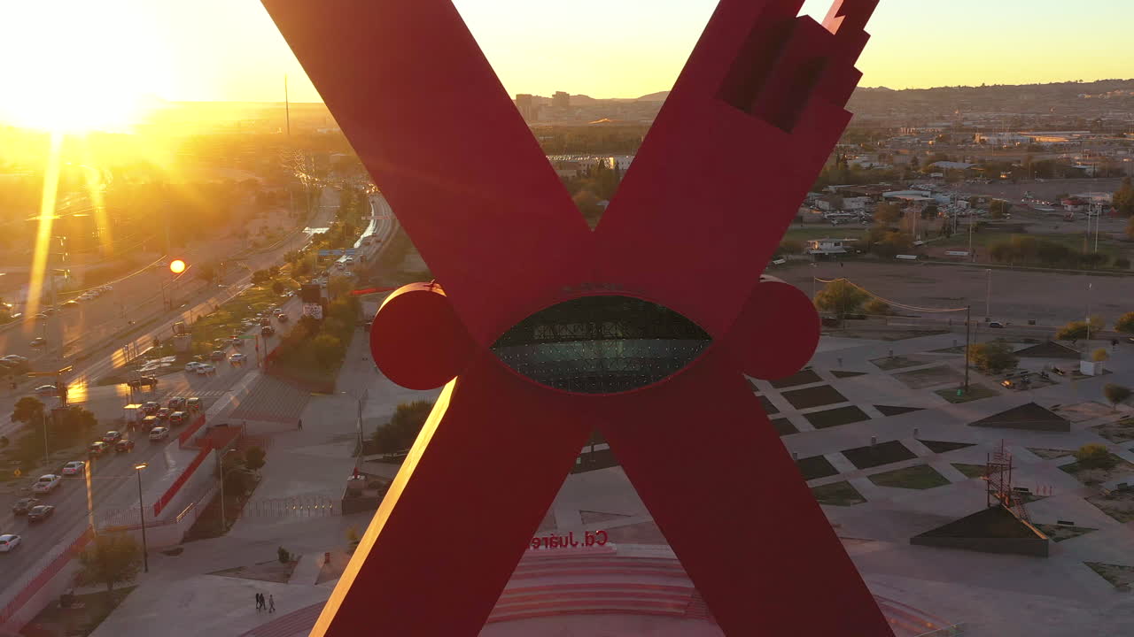 impresionante vista de la escultura "x" en juarez, chihuahua, mexico