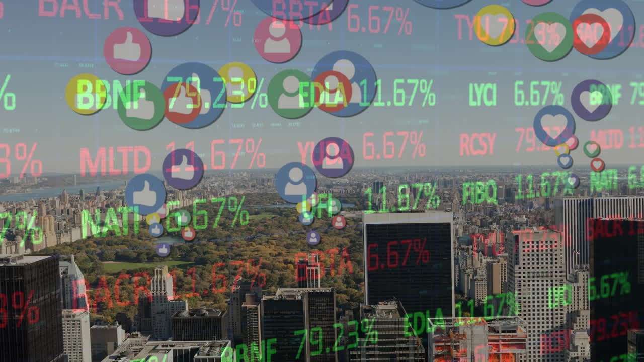 animación del procesamiento de datos financieros y iconos de redes sociales en el paisaje urbano