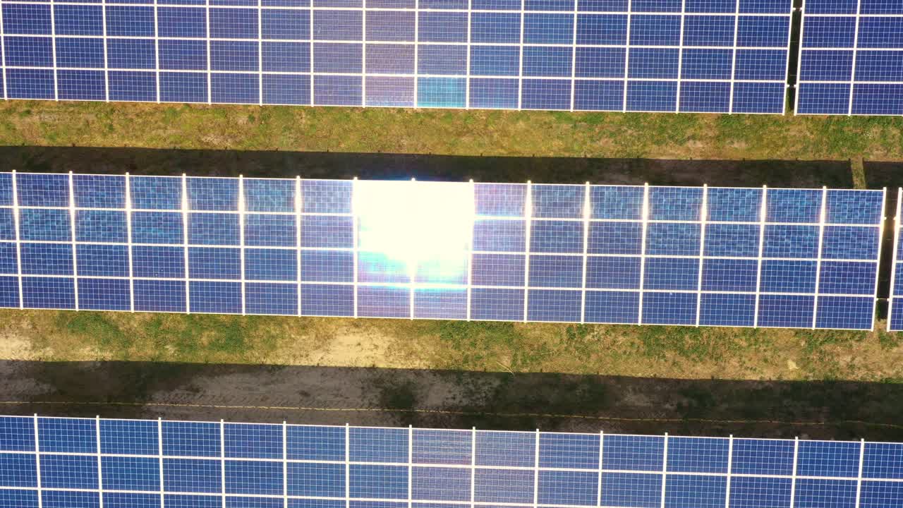 вид сверху на новую солнечную электростанцию