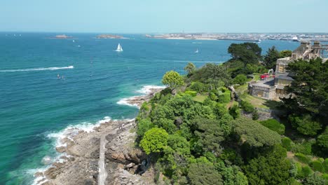 Gran-Casa-Frente-Al-Mar-Dinard-Bretaña-Francia-Drone,-Antena-St-Malo-En-El-Fondo