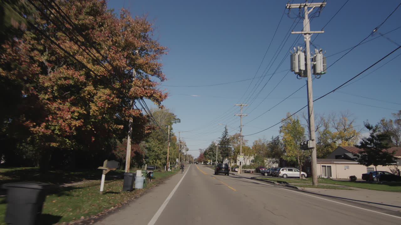 윌슨, 뉴욕, 미국, 2021년 10월: 전형적인 미국 도시를 가로지르는 도로를 달려갑니다.