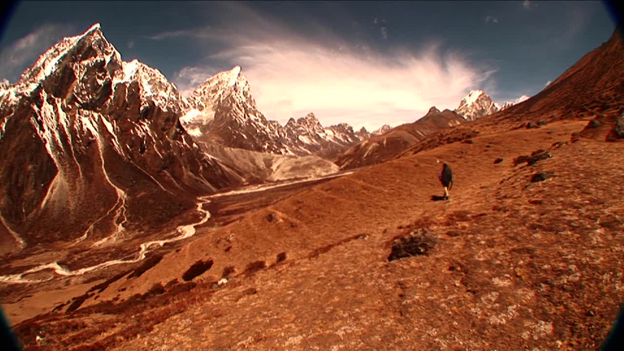 에베레스트 산의 두클라 근처 트레커의 와이드 샷