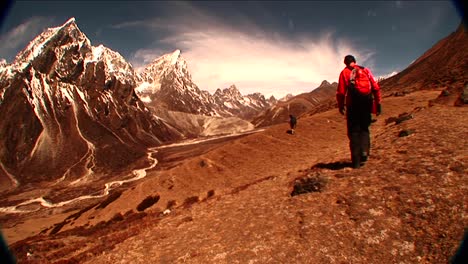 toma amplia de trekker cerca de dukla en el monte everest