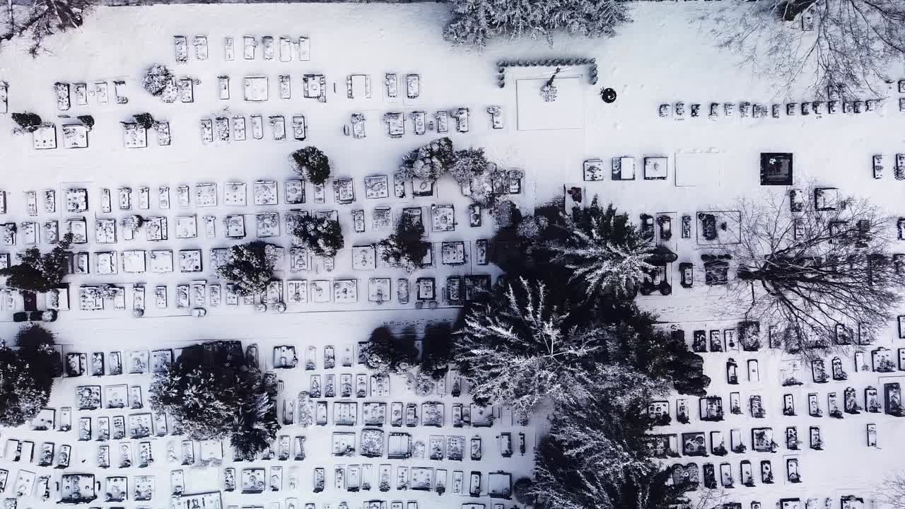 깨끗한 눈으로 덮인 작은 시골 묘지