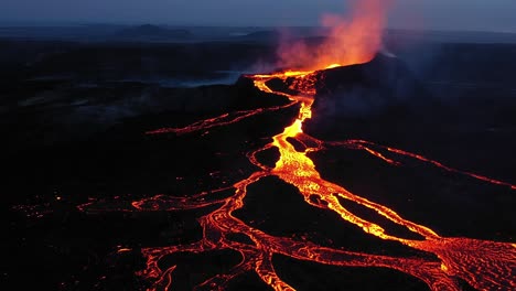 flujo de lava del volcán por la noche