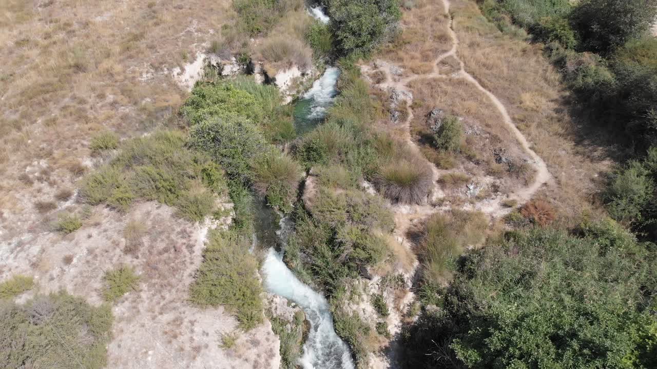 registro aereo de una cascada alta en el parque natural de las lagunas de ruidera