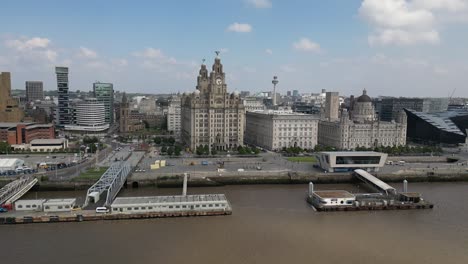 Horizonte-De-Liverpool-Edificio-Mágico-Del-Hígado-Luciendo-Maravilloso-Bajo-El-Sol