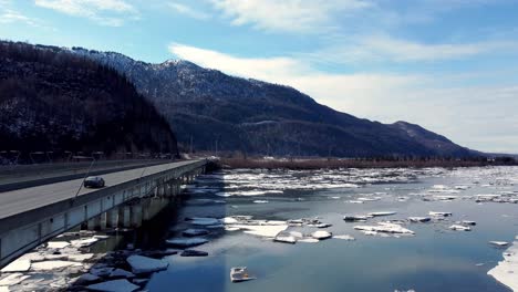 Video-Aéreo-De-4k-30fps-De-La-Ruptura-De-Primavera,-En-El-Río-Knik,-Entre-Anchorage-Y-Wasilla,-Alaska