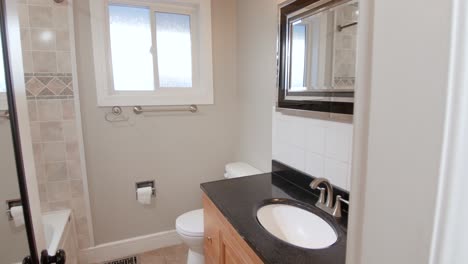 Baño-Familiar-Moderno-Actualizado-Dentro-De-Una-Casa-Residencial