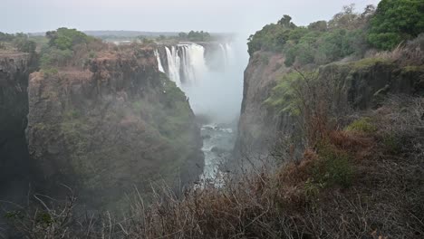 Nebel,-Der-Von-Victoria-Falls-Wasserfällen-Im-Canyon-Valley-In-Simbabwe,-Afrika,-Aufsteigt