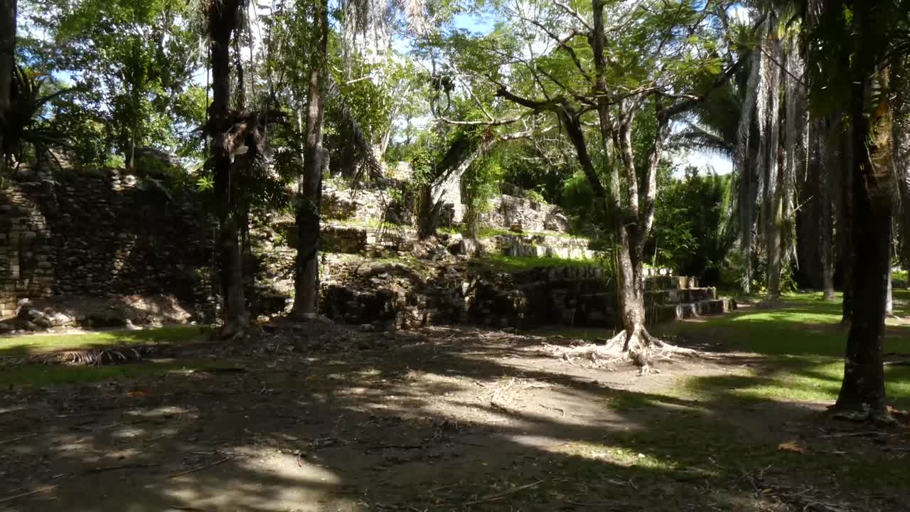 los stands en el sitio maya de kohunlich - quintana roo, méxico