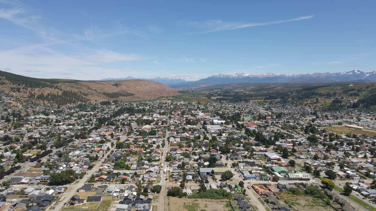 panorámica hacia la derecha bajando sobre la ciudad de esquel con montañas andinas al fondo, patagonia argentina