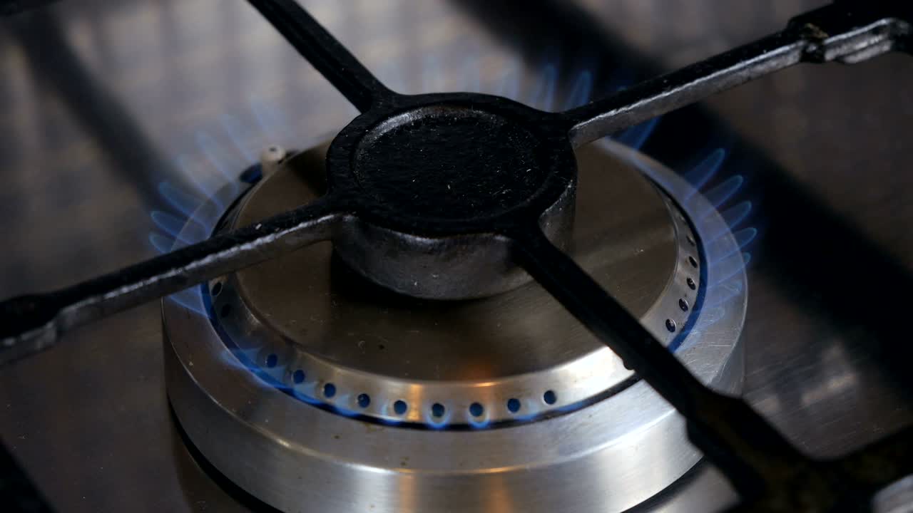 가스 스토브에서 불타는 불