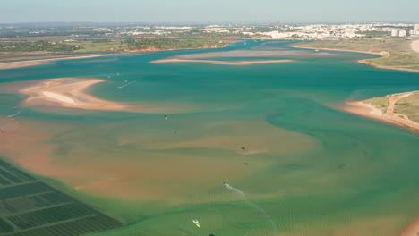 Antenne:-Aquakultur-Und-Kitesurfen-In-Der-Lagune-Von-Alvor-In-Portugal