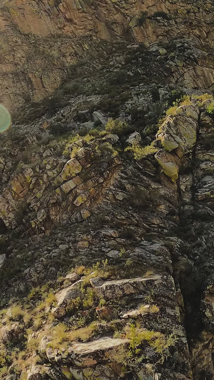 antiguas montañas rocosas a la luz del sol brillante vista aérea. majestuoso paisaje con cresta empinada como testimonio del poder crudo de la naturaleza. los rayos del sol bailan sobre los acantilados