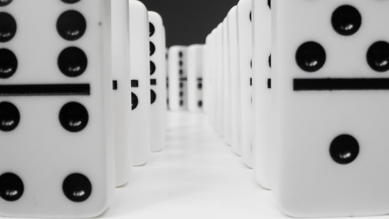 tiro de seguimiento de fichas de dominó se paró y luego cayó