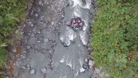 Gente-Divirtiéndose-Haciendo-Tubing-En-Un-Río-Mindo-Con-Accesorios-De-Seguridad