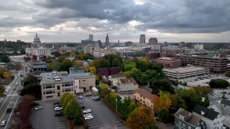 Luftschneller-Vorstoß-In-Richtung-Der-Skyline-Von-Providence-Rhode-Island