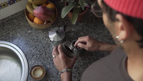 hombre de la cosecha preparando café en la cocina