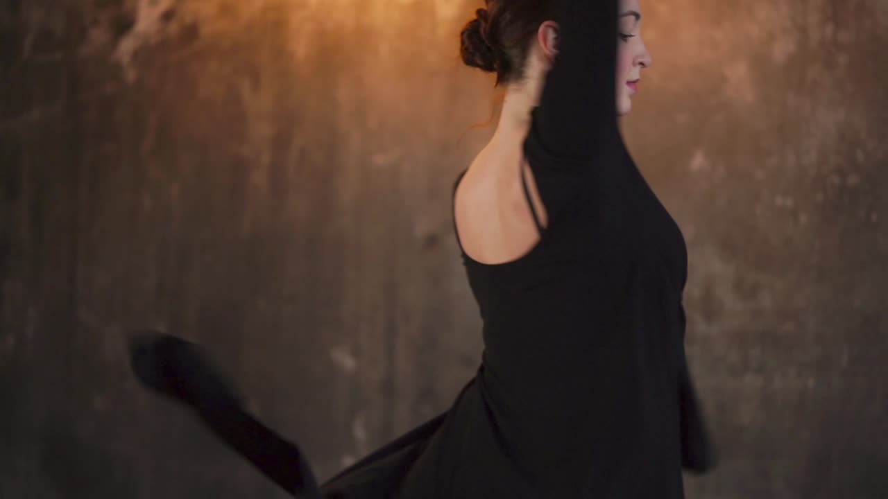 검은 드레스를 입은 발레 댄서