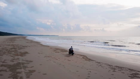 vista de drones de una motocicleta en el lado de la playa