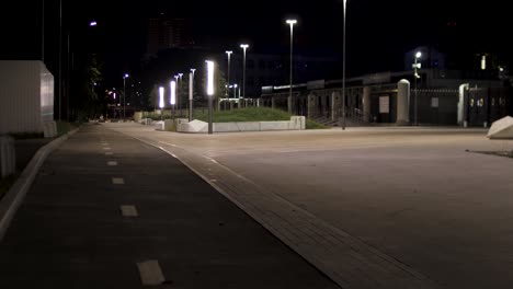 paseo nocturno vacío de la ciudad