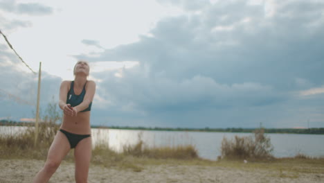 Junge-Und-Schöne-Spielerinnen-Spielen-Beachvolleyball.-Zeitlupenaufnahme-Von-Springenden-Damen,-Die-Vorbeigehen-Und-Angreifen