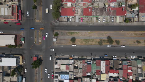 Vista-Aérea-De-Las-Carreteras-Del-Barrio-De-Ecatepec-Con-Autos-Y-Casas