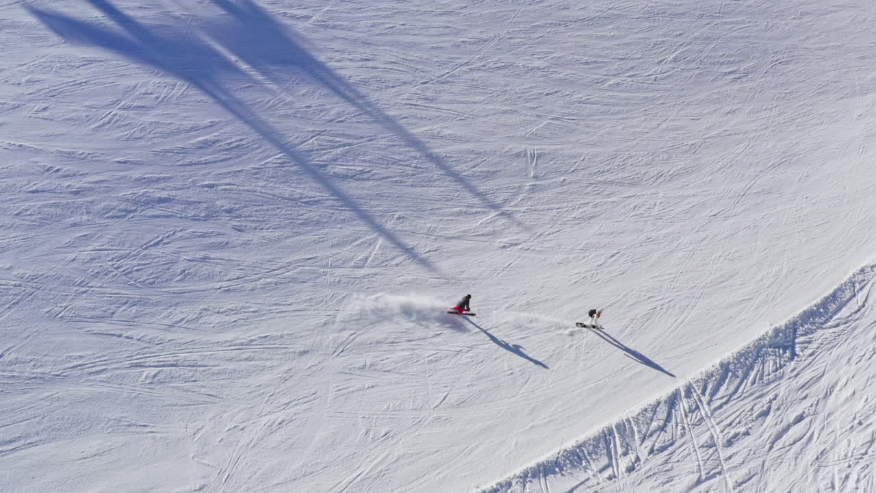 슬로프를 내려오는 스키어들의 공중 샷