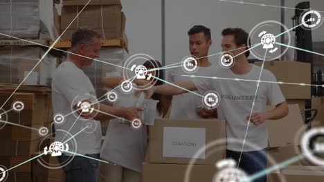 animación de una red de iconos digitales sobre un equipo de diversos voluntarios que guardan artículos en la caja de donaciones