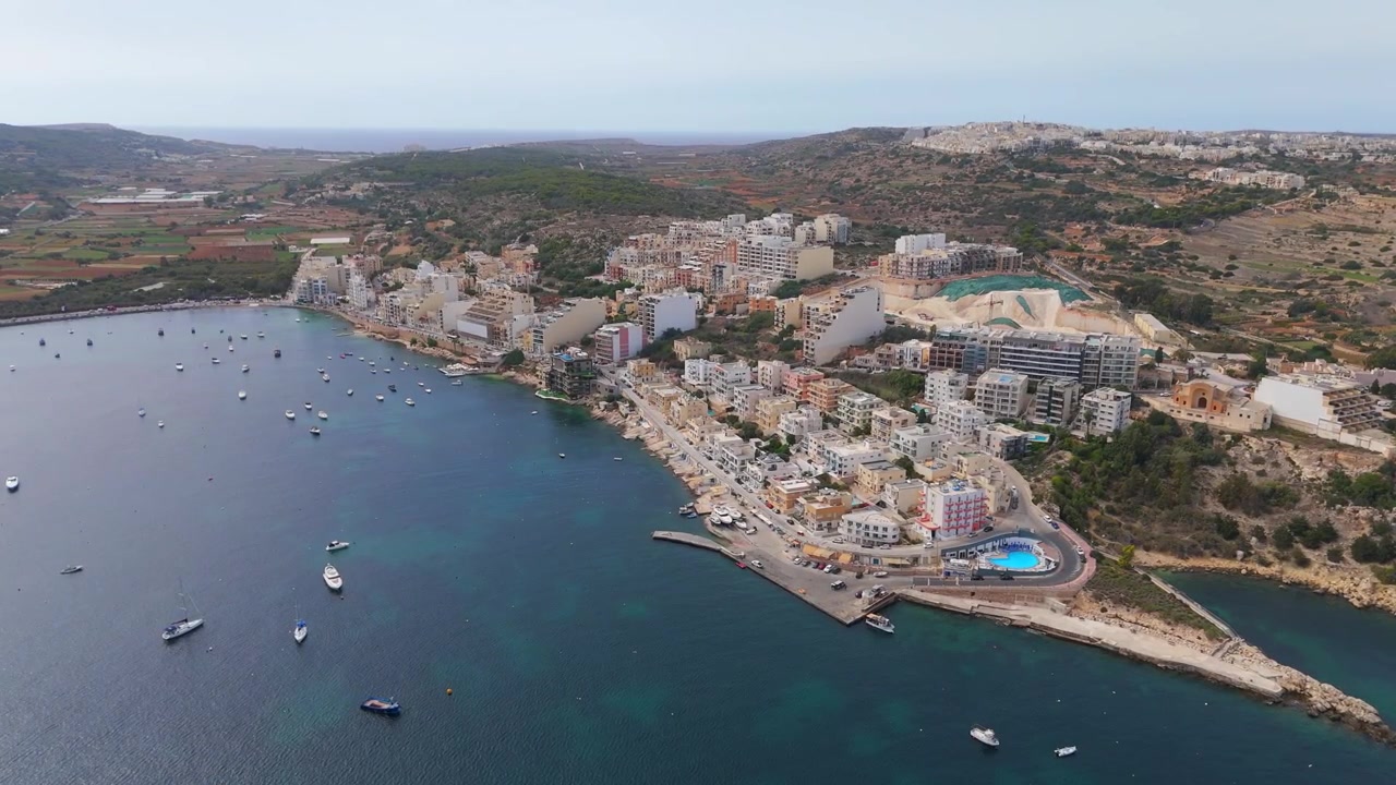 Vistas aéreas da Baía de São Paulo, revelando a deslumbrante paisagem costeira de Malta e o vibrante charme mediterrâneo
