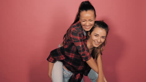 mujeres felices a cuestas