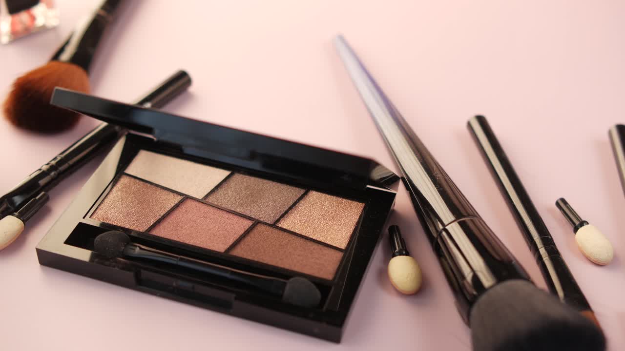 paleta y pinceles de maquillaje