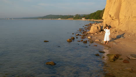 Turismo-Femenino-De-Turismo-En-La-Playa-Durante-La-Puesta-De-Sol-En-Verano-En-Orlowo,-Polonia