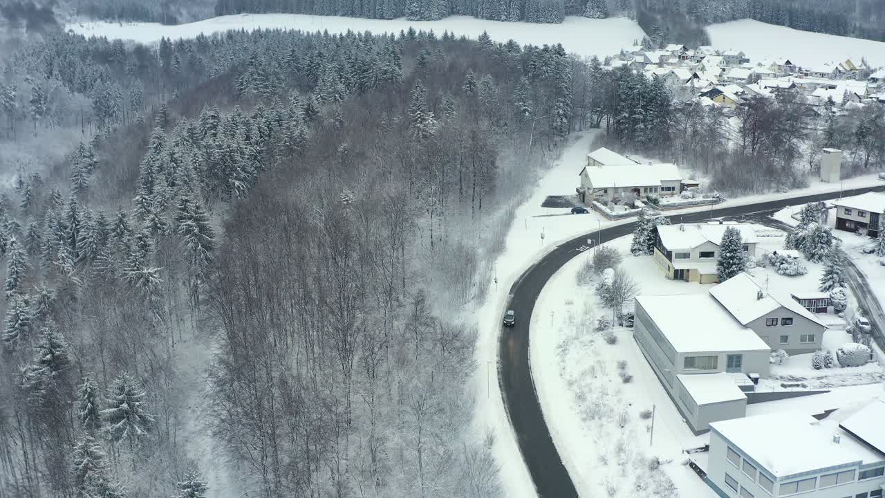 автомобиль едет по дороге в зимнем пейзаже, съемка с беспилотника 4k