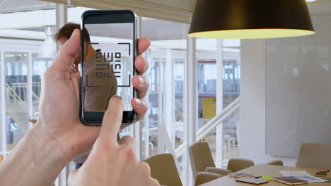 animación de las manos de un hombre caucásico con teléfono inteligente con código qr sobre un hombre de negocios en la oficina