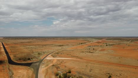 Vista-Aérea-De-Los-Cruces-De-Carreteras-Rurales-En-El-Interior-De-Australia.